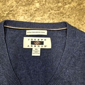 Joseph Abboud 100% Fine Merino Wool Navy Blue Pull Over V Neck Sweater. Size XL